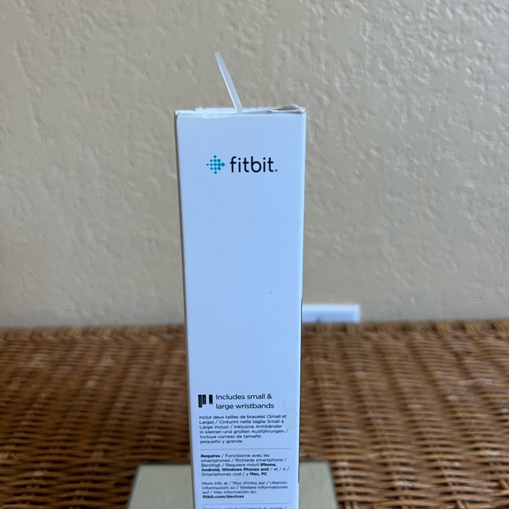 New in box Fitbit charge 3 black - Picture 5 of 9
